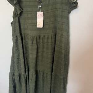 Plus Solid Ruffle Hem Smock Dress｜